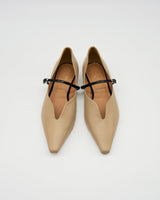 Kate beige メリージェーン ポインテッド パンプス ベージュ - HENRI EN VARGO (ヘンリ エン ヴァーゴ)