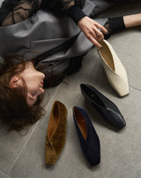 SOPHIA BROWN V スクエアトゥ フラットシューズ ブラウンベロア - HENRI EN VARGO (ヘンリ エン ヴァーゴ)