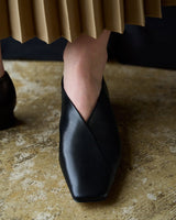 SOPHIA BLACK スクエアトゥ フラットシューズ ブラック - HENRI EN VARGO (ヘンリ エン ヴァーゴ)