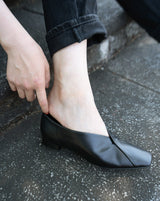 SOPHIA BLACK スクエアトゥ フラットシューズ ブラック - HENRI EN VARGO (ヘンリ エン ヴァーゴ)