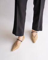 Kate beige メリージェーン ポインテッド パンプス ベージュ - HENRI EN VARGO (ヘンリ エン ヴァーゴ)