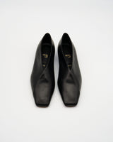 SOPHIA BLACK スクエアトゥ フラットシューズ ブラック - HENRI EN VARGO (ヘンリ エン ヴァーゴ)