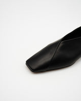 SOPHIA BLACK スクエアトゥ フラットシューズ ブラック - HENRI EN VARGO (ヘンリ エン ヴァーゴ)