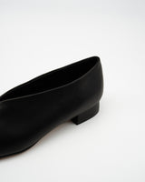 SOPHIA BLACK スクエアトゥ フラットシューズ ブラック - HENRI EN VARGO (ヘンリ エン ヴァーゴ)