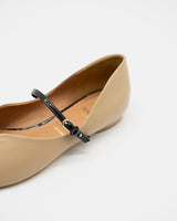 Kate beige メリージェーン ポインテッド パンプス ベージュ - HENRI EN VARGO (ヘンリ エン ヴァーゴ)