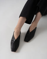 SOPHIA BLACK スクエアトゥ フラットシューズ ブラック - HENRI EN VARGO (ヘンリ エン ヴァーゴ)