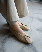 Frida beige メタルバー スクエアトゥ パンプス ベージュ - HENRI EN VARGO (ヘンリ エン ヴァーゴ) 公式ストア