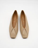 Frida beige メタルバー スクエアトゥ パンプス ベージュ - HENRI EN VARGO (ヘンリ エン ヴァーゴ) 公式ストア