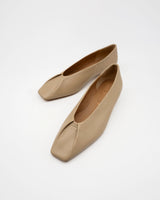 Frida beige メタルバー スクエアトゥ パンプス ベージュ - HENRI EN VARGO (ヘンリ エン ヴァーゴ) 公式ストア