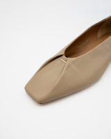 Frida beige メタルバー スクエアトゥ パンプス ベージュ - HENRI EN VARGO (ヘンリ エン ヴァーゴ) 公式ストア