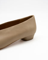 Frida beige メタルバー スクエアトゥ パンプス ベージュ - HENRI EN VARGO (ヘンリ エン ヴァーゴ) 公式ストア