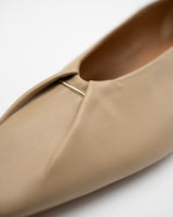 Frida beige メタルバー スクエアトゥ パンプス ベージュ - HENRI EN VARGO (ヘンリ エン ヴァーゴ) 公式ストア