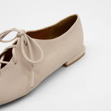 Ivy light beige ポインテッド レースアップ フラットシューズ ライトベージュ - HENRI EN VARGO (ヘンリ エン ヴァーゴ) 公式ストア