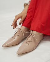 Ivy beige ポインテッド レースアップ フラットシューズ ベージュ - HENRI EN VARGO (ヘンリ エン ヴァーゴ) 公式ストア