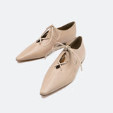Ivy beige ポインテッド レースアップ フラットシューズ ベージュ - HENRI EN VARGO (ヘンリ エン ヴァーゴ) 公式ストア