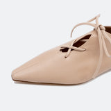 Ivy beige ポインテッド レースアップ フラットシューズ ベージュ - HENRI EN VARGO (ヘンリ エン ヴァーゴ) 公式ストア