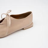 Ivy beige ポインテッド レースアップ フラットシューズ ベージュ - HENRI EN VARGO (ヘンリ エン ヴァーゴ) 公式ストア