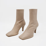 Amelia スクエアトゥ ショートブーツ ベージュ - HENRI EN VARGO (ヘンリ エン ヴァーゴ) 公式ストア