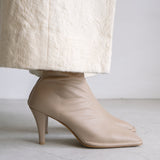 Amelia スクエアトゥ ショートブーツ ベージュ - HENRI EN VARGO (ヘンリ エン ヴァーゴ) 公式ストア