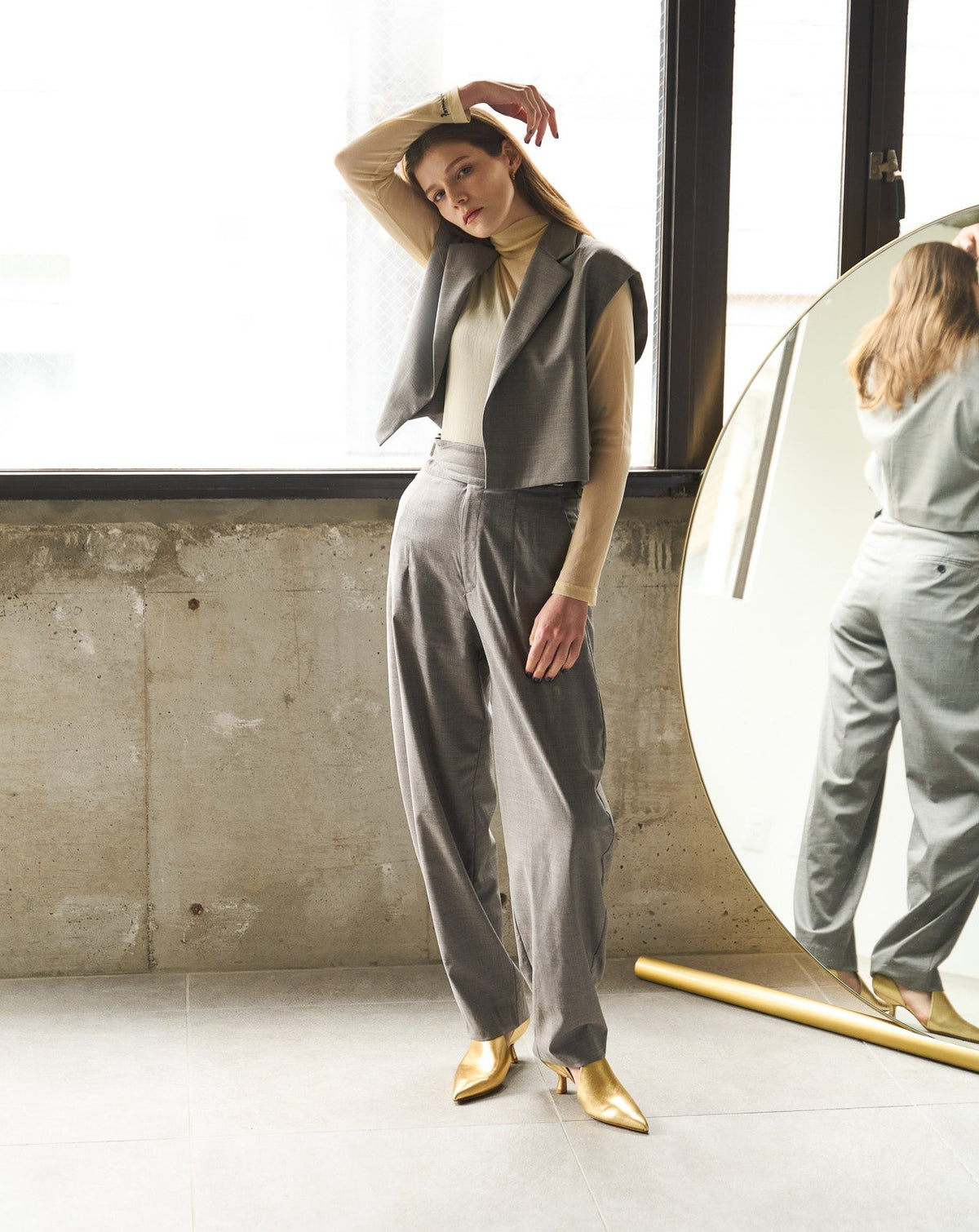 ALIX GOLD Tストラップパンプス ゴールド - HENRI EN VARGO (ヘンリ