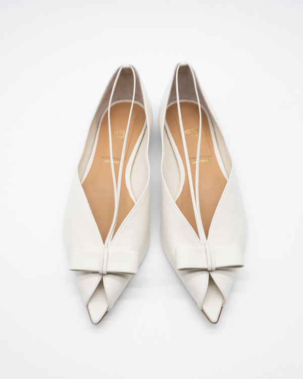 Nadia cream オープントゥリボンパンプス クリーム - HENRI EN VARGO (ヘンリ エン ヴァーゴ) 公式通販