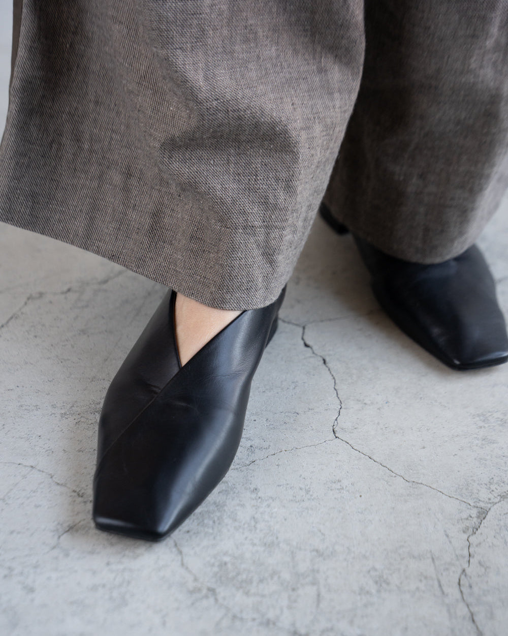 Sophia black スクエアトゥ フラットシューズ 撥水レザー ブラック