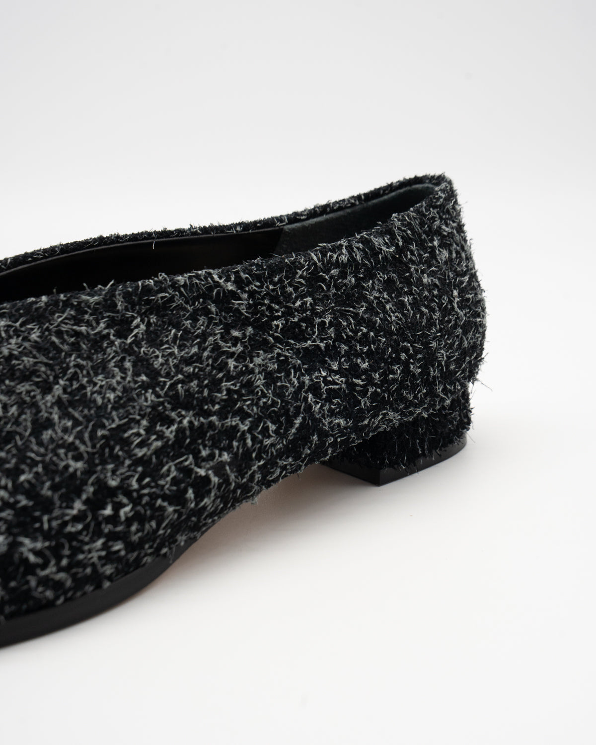 Sophia black スクエアトゥ フラットシューズ ブラック - HENRI EN