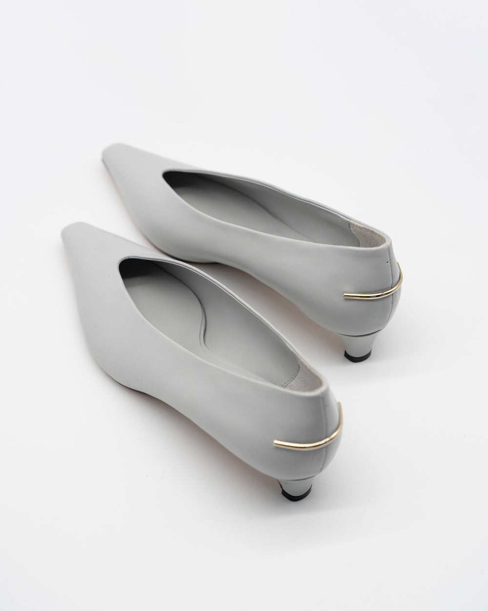 【HENRI EN VARGO(ヘンリエンヴァーゴ)】 パンプス　新品、未使用 Heren ice gray メタル付きパンプス アイスグレー - HENRI EN VARGO